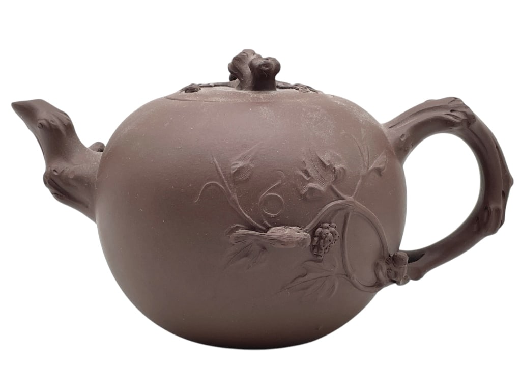 VINTAGE CHINESE CLAY TEAPOT 4.5": VINTAGE CHINESE CLAY TEAPOT 4.5" -VERY GOOD PRE OWNED CONDITION -APPROX 4.5" -JA 021925 #12 ***Please note that due to limited storage space, all items must be picked up within 14 days of the auction�