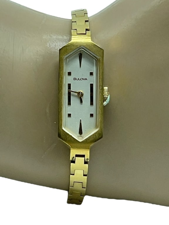 VINTAGE ART DECO BULOVA GOLD WATCH 7": VINTAGE ART DECO BULOVA GOLD WATCH 7" -VERY GOOD PRE OWNED CONDITION -APPROX 7" -STAINLESS STEEL BACK -JA 022025 ***Please note that due to limited storage space, all items must be picked up within 14