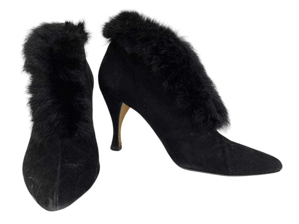 ALLURE BLACK SUEDE FUR ANKLE BOOTIES SZ 7.5: ALLURE BLACK SUEDE FUR ANKLE BOOTIES SZ 7.5 -GOOD PRE OWNED CONDITION, MINIMAL WEAR (SEE PHOTOS) -SIZE 7.5 -JA 012725