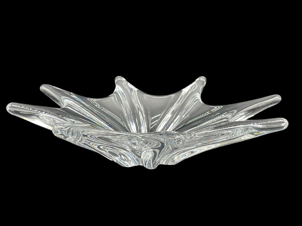 BACCARAT STARBURST CRYSTAL BOWL 14": BACCARAT STARBURST CRYSTAL BOWL 14" -VERY GOOD PRE OWNED CONDITION -APPROX 14" X 3.5" -JA 030325 ***Please note that due to limited storage space, all items must be picked up within 14 days of the auc
