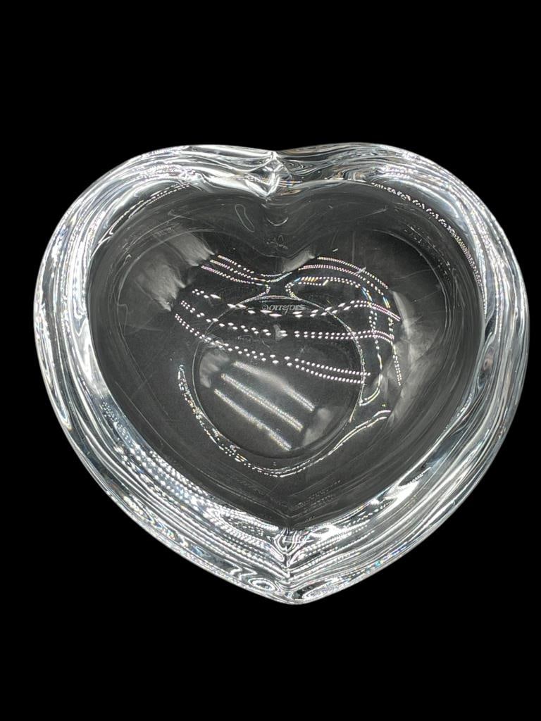 ORREFORS CRYSTAL HEART BOWL 5.5": ORREFORS CRYSTAL HEART BOWL 5.5" -VERY GOOD PRE OWNED CONDITION -APPROX 5.5" X 2" -JA 030325 ***Please note that due to limited storage space, all items must be picked up within 14 days of the auction