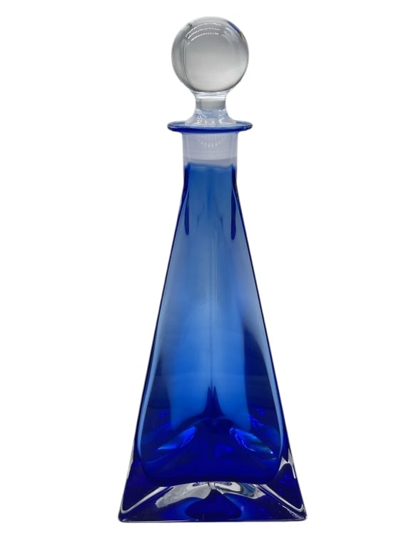 VINTAGE COBALT BLUE GLASS TRINAGLE DECANTER 14": VINTAGE COBALT BLUE GLASS TRINAGLE DECANTER 14" -VERY GOOD PRE OWNED CONDITION -APPROX 14" -JA 030325 ***Please note that due to limited storage space, all items must be picked up within 14 days of th