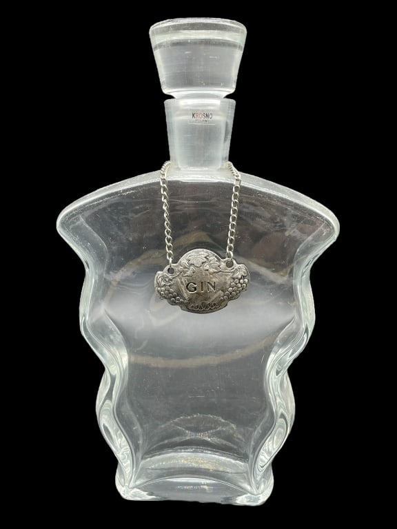 KROSNO CRYSTAL DECANTER W/ SILVER GIN TAG 11": KROSNO CRYSTAL DECANTER W/ SILVER GIN TAG 11" -VERY GOOD PRE OWNED CONDITION -APPROX 11" -JA 030325 ***Please note that due to limited storage space, all items must be picked up within 14 days of the 