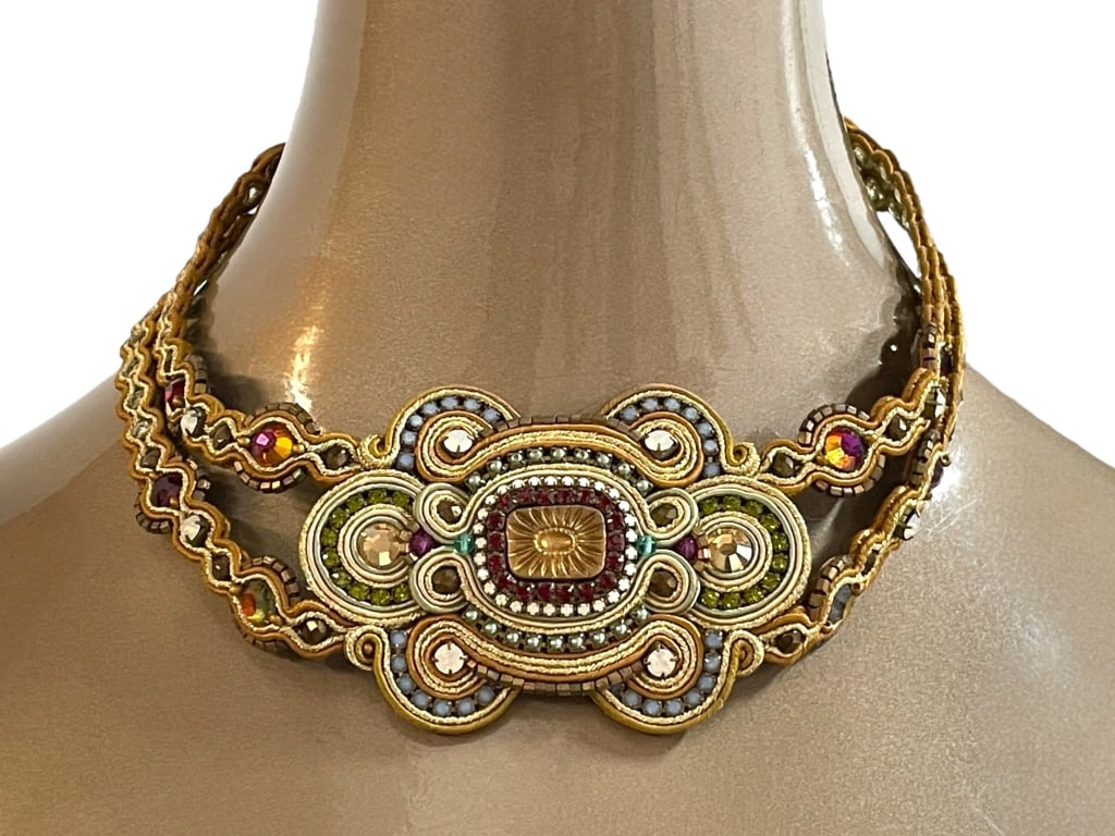 DORI CSENGERI STATEMENT CRYSTAL & BEADED NECKLACE: DORI CSENGERI STATEMENT CRYSTAL & BEADED NECKLACE -VERY GOOD PRE OWNED CONDITION -APPROX 7" -JA 030625 ***Please note that due to limited storage space, all items must be picked up within 14 days of t