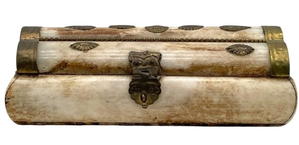 VINTAGE BONE AND BRASS TRINKET BOX 6": VINTAGE BONE AND BRASS TRINKET BOX 6" -VERY GOOD PRE OWNED CONDITION -APPROX 6" X 3" -HINGED LID -MADE IN INDIA -JA 010625 ***Please note that due to limited storage space, all items must be picked up
