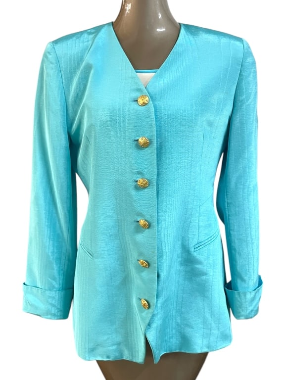 ESCADA COUTURE BLAZER & BLOUSE SET SZ 38: ESCADA COUTURE BLAZER & BLOUSE SET SZ 38 -PRE OWNED CONDITION, SOME STAINS (SEE PHOTOS) -BOTH PIECES SIZE 38 -JA 030525 ***Please note that due to limited storage space, all items must be picked up wi