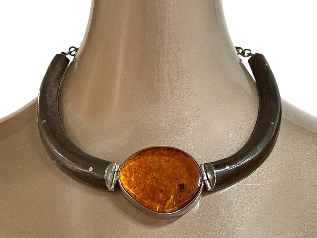 VINTAGE AMBER PENDANT CHOKER NECKLACE: VINTAGE AMBER PENDANT CHOKER NECKLACE -VERY GOOD PRE OWNED CONDITION -950 STAMP -APPROX 7" -JA 031025 ***Please note that due to limited storage space, all items must be picked up within 14 days of th