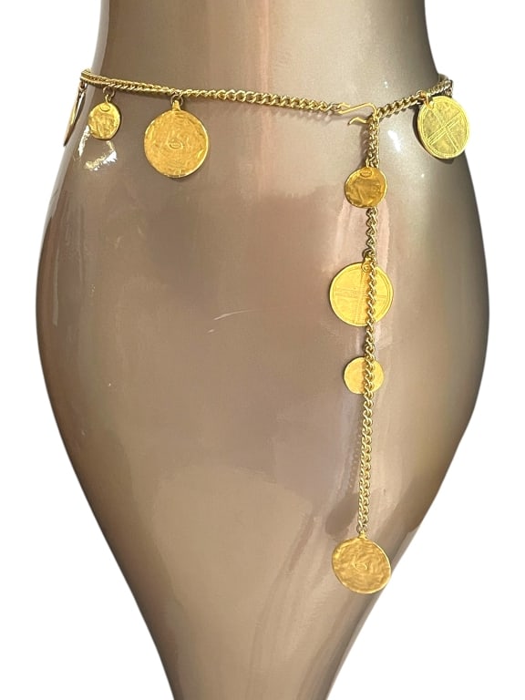 KENNETH LANE GOLD DISC CHAIN BELT 37": KENNETH LANE GOLD DISC CHAIN BELT 37" -VERY GOOD PRE OWNED CONDITION -APPROX 37" -JA 031025 ***Please note that due to limited storage space, all items must be picked up within 14 days of the auction'