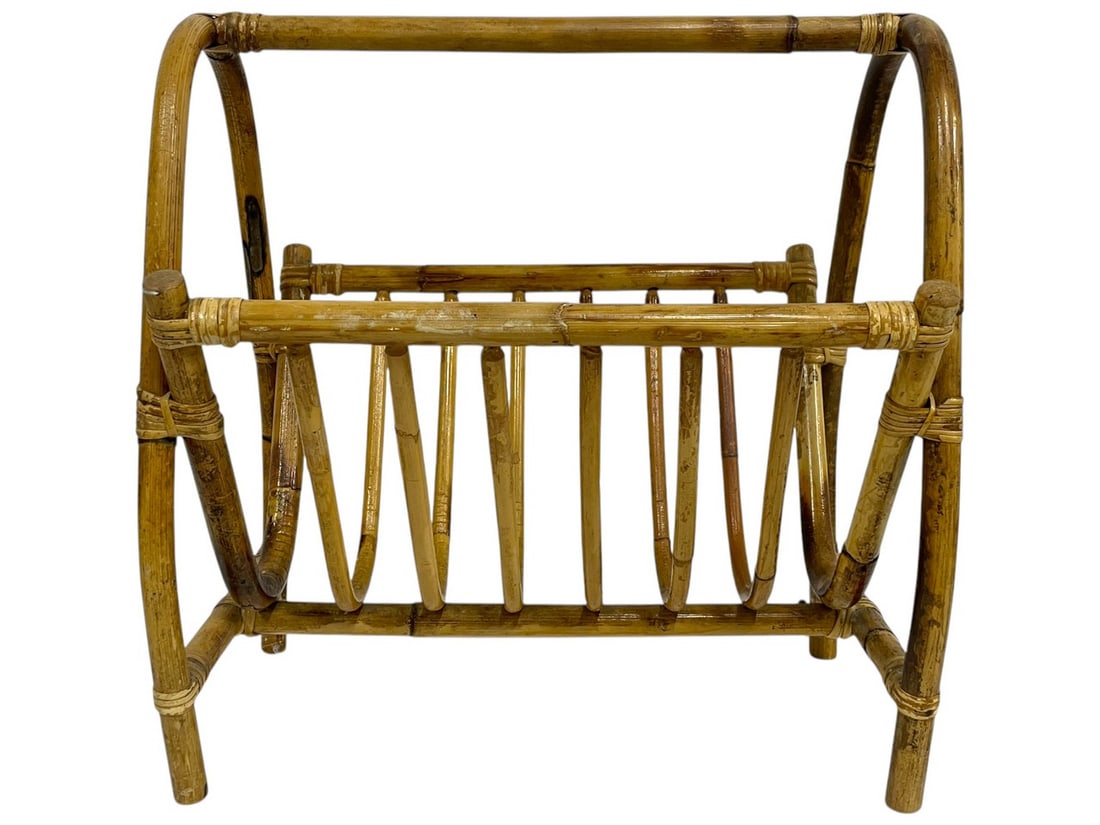 VINTAGE MID MOD RATTAN MAGAZINE HOLDER: VINTAGE MID MOD RATTAN MAGAZINE PERIODICAL HOLDER -1960'S COASTAL FLORIDA REGENCY HOME DECOR -18" X 17" X 12" APPROX -VERY GOOD PRE OWNED CONDITION -DP31125 - -Bidders may pick up their items f