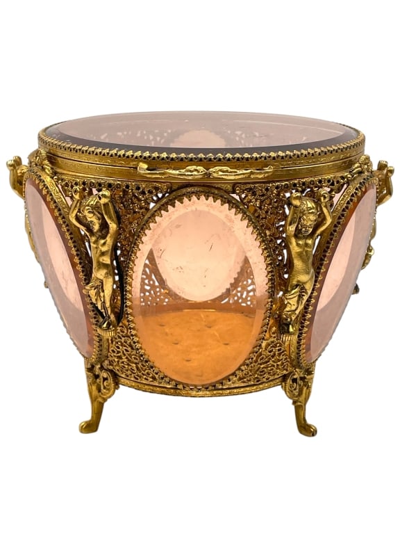 VINTAGE GOLD FILIGREE FOOTED CASKET BOX 6": VINTAGE GOLD FILIGREE FOOTED CASKET BOX 6" -VERY GOOD PRE OWNED CONDITION -APPROX 6" -JA 031125 Bidders may pick up their items from the auction-house or have their items shipped. Some items qu