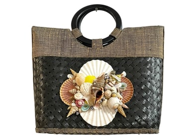 STRUCTURED BLACK STRAW TOTE W/ SEASHELLS