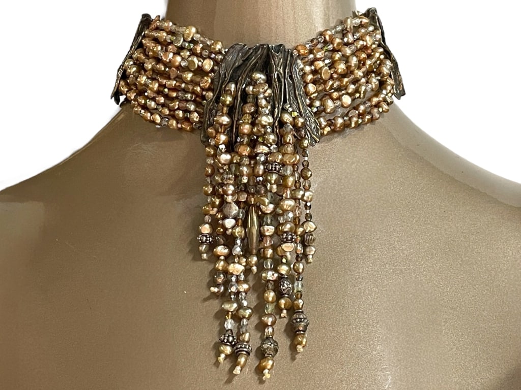 MARY & DOUG HANCOCK BEADED CHOKER NECKLACE: MARY & DOUG HANCOCK BEADED CHOKER NECKLACE -VERY GOOD PRE OWNED CONDITION -APPROX 16" -JA 031025 ***Please note that due to limited storage space, all items must be picked up within 14 days of the auc
