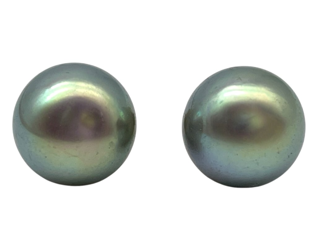MAJORICA BLACK PEARL EARRINGS: MAJORICA BLACK PEARL EARRINGS -VERY GOOD PRE OWNED CONDITION -APPROX .5" -JA 030725 ***Please note that due to limited storage space, all items must be picked up within 14 days of the auction's conclu