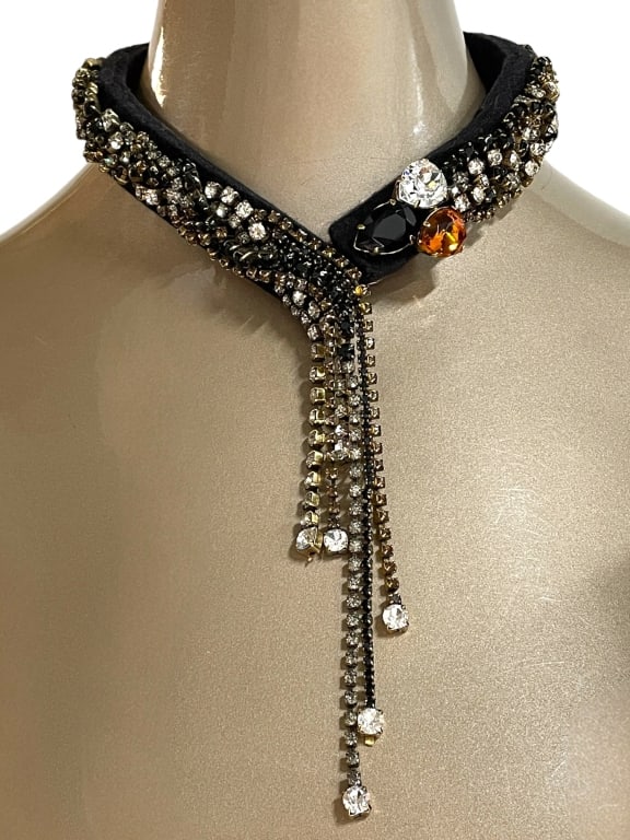 SAKS FIFTH AVENUE RHINESTONE COLLAR NECKLACE: SAKS FIFTH AVENUE RHINESTONE COLLAR NECKLACE -VERY GOOD PRE OWNED CONDITION -COMES IN BOX -APPROX 12" -JA 030725 ***Please note that due to limited storage space, all items must be picked up within 14