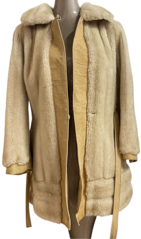 VINTAGE ADOLPH SCHUMAN FOR LILLI ANN MINK FUR COAT: THIS STUNNING COAT, CRAFTED IN ENGLAND, EPITOMIZES TIMELESS ELEGANCE AND LUXURY. FEATURING GENUINE MINK FUR WITH A SUMPTUOUS TEXTURE, THE DESIGN INCLUDES A TAILORED WAISTLINE WITH A COORDINATING BELT