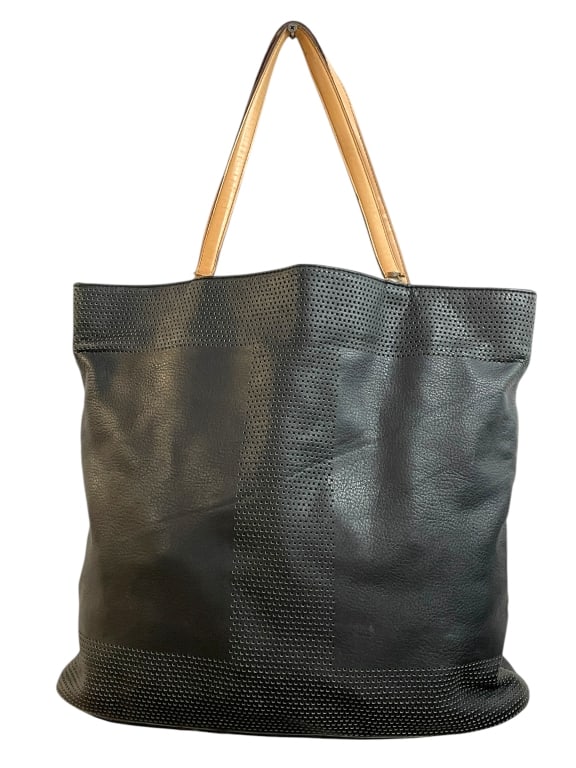 ISAAC MIZRAHI BLACK LEATHER TOTE BAG: ISAAC MIZRAHI BLACK LEATHER TOTE BAG -PRE OWNED CONDITION, WEAR THROUGHOUT AND ON STRAPS (SEE PHOTOS) -APPROX 16" X 13", STRAP 8.5" -JA 031125 ***Please note that due to limited storage space, all ite