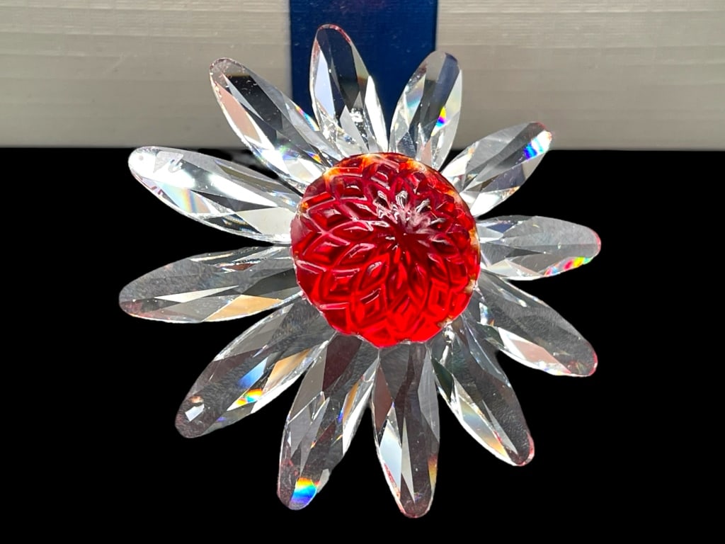 NEW! SWAROVSKI CRYSTAL RED MARGUERITE FLOWER 1.5": NEW! SWAROVSKI CRYSTAL RED MARGUERITE FLOWER 1.5" -NEW! NIB -APPROX 1.5" -JA 020725