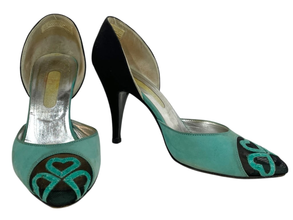 BLACK AND TEAL HEART TOE PUMPS SZ 6.5: BLACK AND TEAL HEART TOE PUMPS SZ 6.5 -PRE OWNED CONDITION, WEAR THROUGHOUT (SEE PHOTOS) -SIZE 6.5 -JA 012725