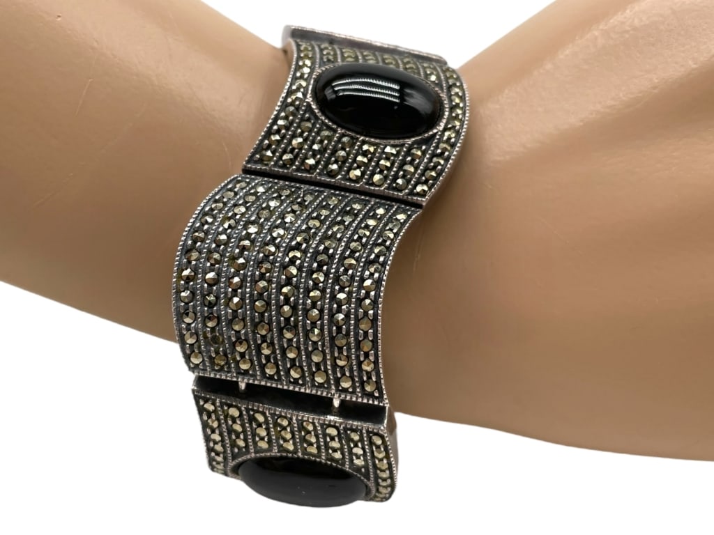 STERLING MARCASITE & BLACK ONYX BRACELET 84.57G: STERLING MARCASITE & BLACK ONYX BRACELET 84.57G -VERY GOOD PRE OWNED CONDITION -STERLING STAMP -84.57G -APPROX 7.5" -JA 031325 By bidding on this item, you have read, understand and agree to the terms