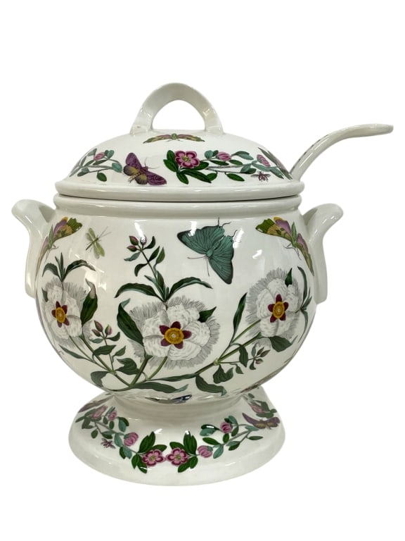 PORTMEIRION BOTANIC SOUP TUREEN W/ LADLE 12": PORTMEIRION 'THE BOTANIC GARDEN CIRCA 1818' SOUP TUREEN W/ LADLE 12" -GOOD PRE OWNED CONDITION, CHIP ON TIP OF LADLE (SEE PHOTOS) -APPROX 12" X 10" -JA 031425 By bidding on this item, you have read, u