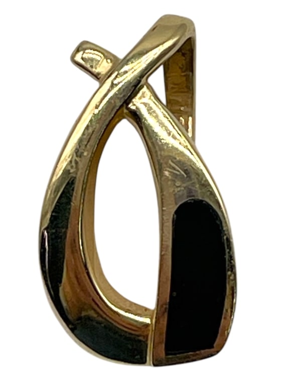 14K GOLD & BLACK ENAMEL PENDANT 6.56G 1": 14K GOLD & BLACK ENAMEL PENDANT 6.56G 1" -VERY GOOD PRE OWNED CONDITION -14K GOLD -6.56G -APPROX 1" -JA 031225 By bidding