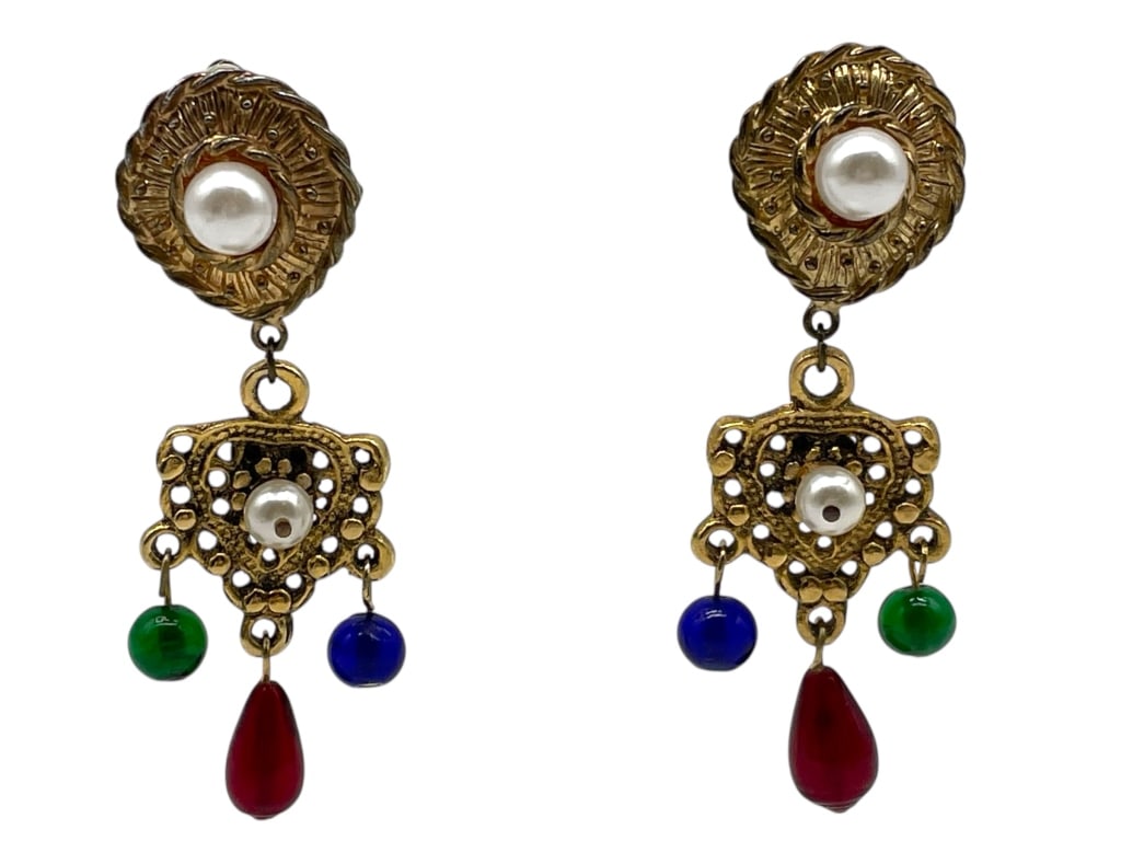 VINTAGE CHANEL GOLD & COLORFUL BEAD EARRINGS: VINTAGE CHANEL GOLD & COLORFUL BEAD CLIP ON EARRINGS -VERY GOOD PRE OWNED CONDITION -APPROX 3.5" -CLIP ON EARRINGS -JA 022425 ***Please note that due to limited storage space, all items must be picked