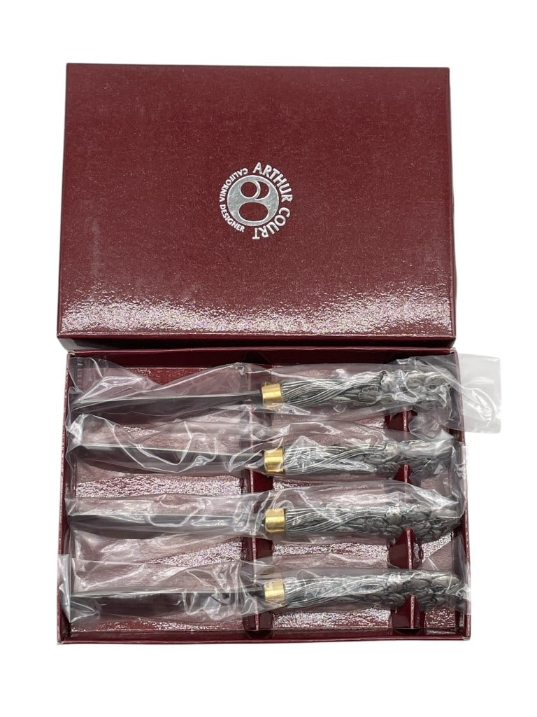VINTAGE ARTHUR COURT 'IRIS' SPREADERS SET OF 4: VINTAGE ARTHUR COURT 'IRIS' SPREADERS SET OF 4 IN BOX -VERY GOOD PRE OWNED CONDITION -APPROX 5" -4 SPREADERS IN BOX -JA 031225 