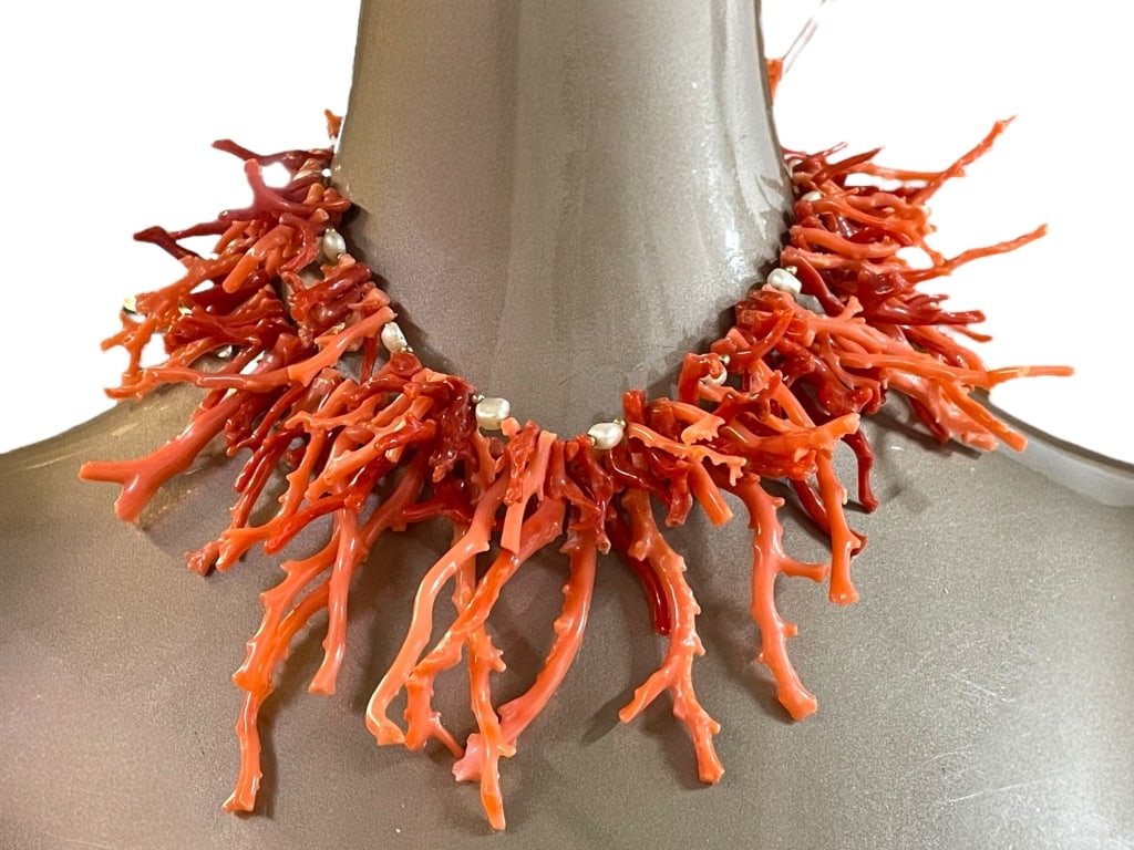 14K GOLD W/ CORAL & PEARL LAYERED NECKLACE 15": 14K GOLD W/ CORAL & PEARL LAYERED NECKLACE 15" -VERY GOOD PRE OWNED CONDITION -14K GOLD -APPROX 15" -JA 031325 By bidding on this item, you have read, understand and agree to the terms and conditions 