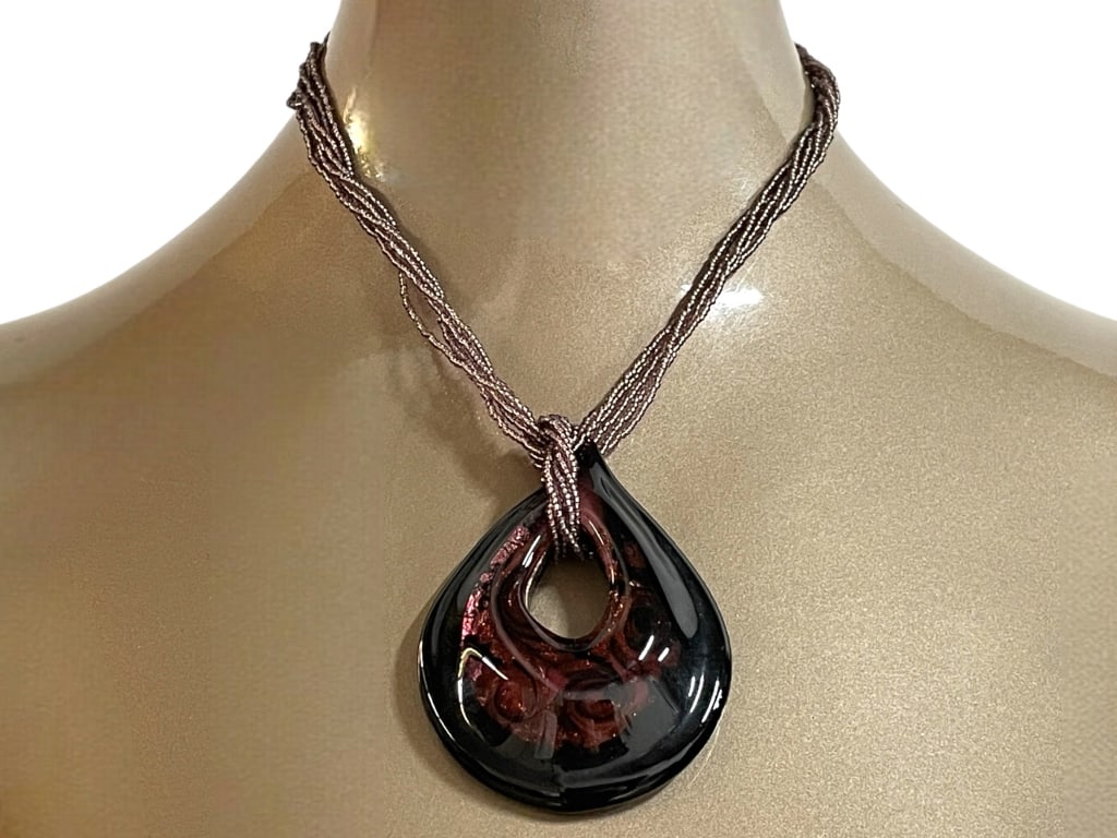 MURANO GLASS PURPLE DROP PENDANT NECKLACE: MURANO GLASS PURPLE DROP PENDANT NECKLACE -VERY GOOD PRE OWNED CONDITION -MURANO STAMP -APPROX 10.5" -JA 021225 ***Please note that due to limited storage space, all items must be picked up within 14 