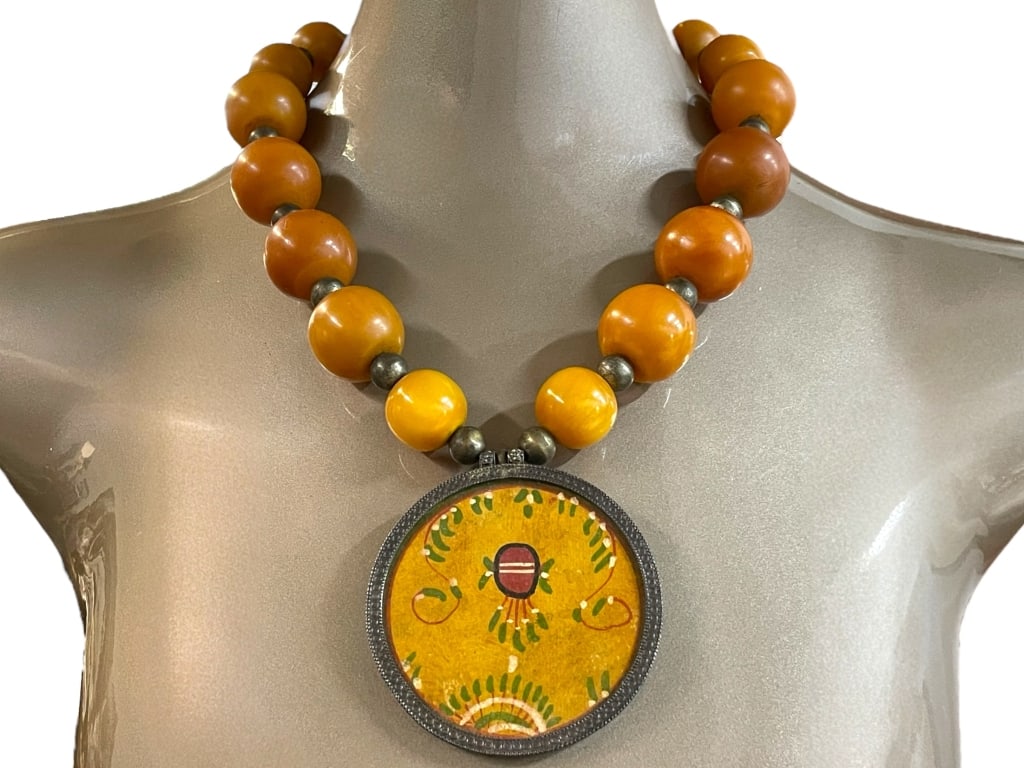 VINTAGE AMBER BEADED NECKLACE W/ LARGE PENDANT (1 of 5)