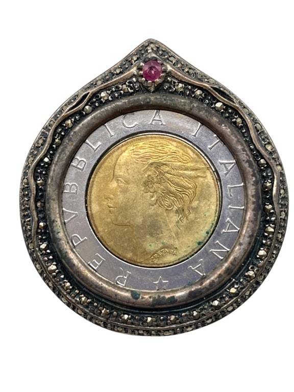 VINTAGE COIN & MARCASITE BROOCH 1.5": VINTAGE COIN & MARCASITE BROOCH 1.5" -VERY GOOD PRE OWNED CONDITION -APPROX 1.5" -UNIQUE VINTAGE BROOCH FEATURING AN AUTHENTIC ITALIAN REPUBLICA ITALIANA COIN SET IN AN ORNATE SILVER FRAME ADORNED WIT