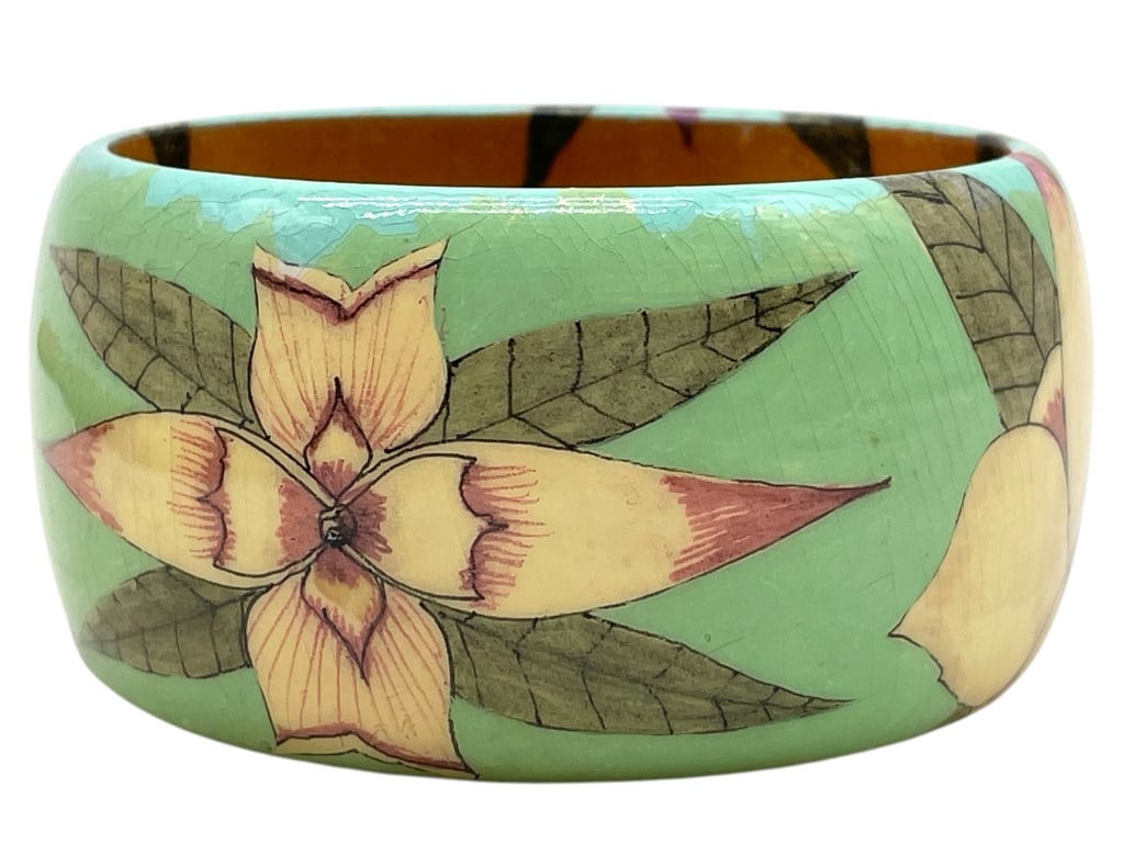 VINTAGE WOODEN BOHO BANGLE W/ PINK FLOWERS: VINTAGE WOODEN BOHO BANGLE W/ PINK FLOWERS -GOOD PRE OWNED CONDITION, SOME DISCOLORING -APPROX 3" -SIGNED, ILLEGIBLE -CHARMING VINTAGE WIDE WOODEN BANGLE BRACELET FEATURING A BEAUTIFUL HAND-PAINTED FL