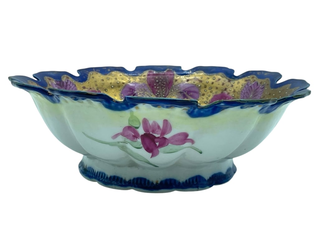 VINTAGE ASIAN CENTERPIECE BOWL 8.5": VINTAGE ASIAN CENTERPIECE BOWL 8.5" -VERY GOOD PRE OWNED CONDITION -APPROX 8.5" X 3" -HAND-PAINTED PORCELAIN BOWL WITH SCALLOPED EDGE, FEATURING FLORAL MOTIFS, COBALT BLUE TRIM, AND GILDED INTERIOR AC
