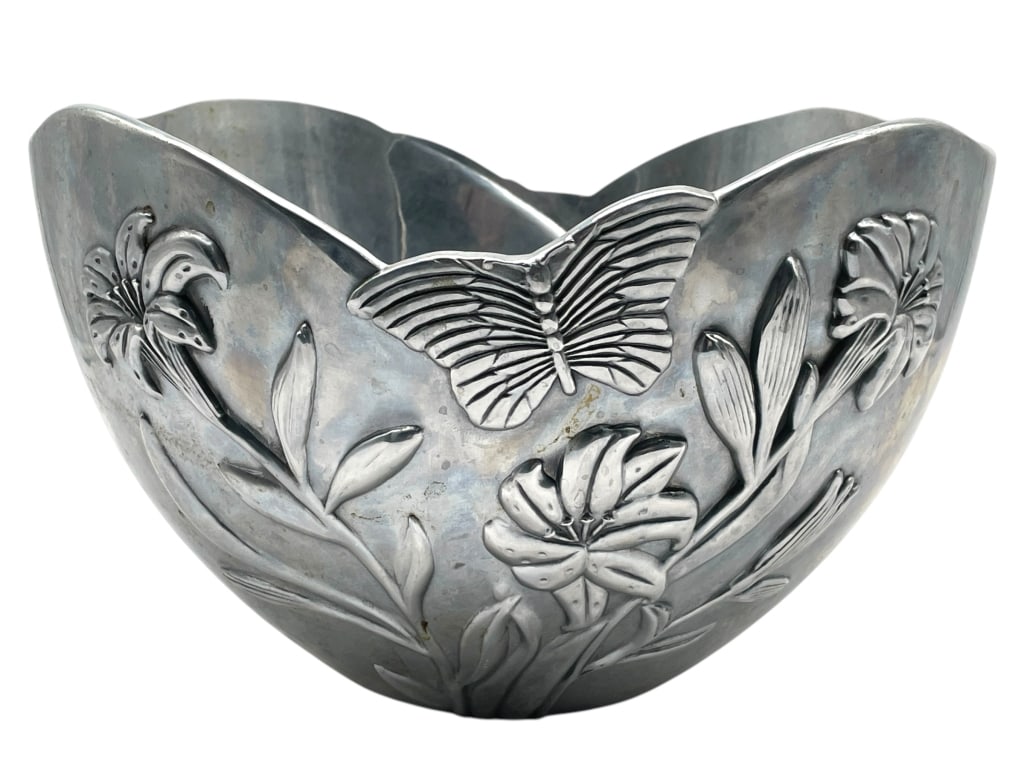 LENOX MEADOW METAL SERVING BOWL 12": LENOX MEADOW METAL SERVING BOWL 12" -VERY GOOD PRE OWNED CONDITION -APPROX 12" X 7" -DECORATIVE EMBOSSED METAL BOWL WITH FLORAL AND BUTTERFLY DESIGN – FEATURES SCALLOPED RIM AND RAISED LILY AND LEAF