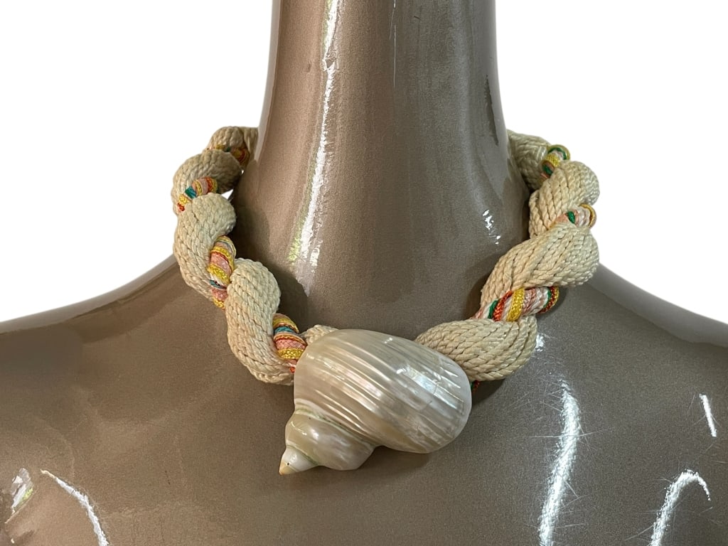 CHUNKY ROPE & WHITE SEASHELL NECKLACE: CHUNKY ROPE & WHITE SEASHELL NECKLACE -VERY GOOD PRE OWNED CONDITION -APPROX 9" -JA 030625 ***Please note that due to limited storage space, all items must be picked up within 14 days of the auction's