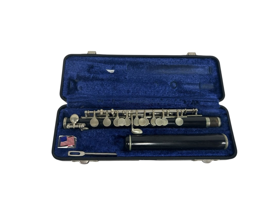 GEMEINHARDT PICCOLO IN CASE BLACK & SILVER 9" (1 of 4)