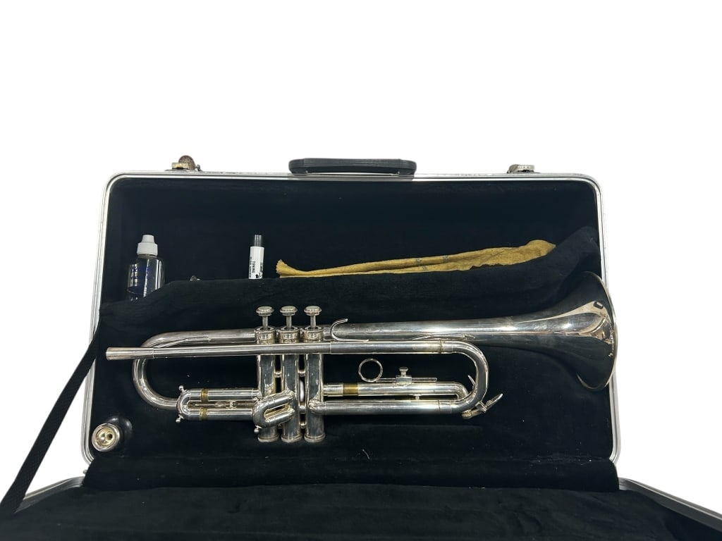 BLESSING USA SILVER TRUMPET WITH CASE & ACCESSORIS: - A CLASSIC BLESSING USA SILVER TRUMPET, IDEAL FOR STUDENTS AND INTERMEDIATE PLAYERS ALIKE. - SHOWS MINOR WEAR CONSISTENT WITH AGE AND USE - CASE DIMENSIONS 13" x 20" INCH - MS 040325 - &n