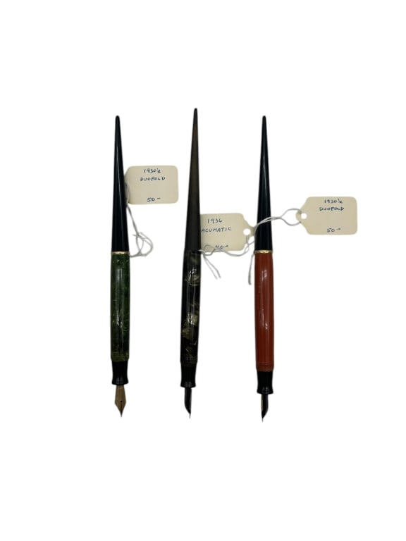 SET OF 3 VINTAGE 1930S DESK FOUNTAIN PENS: - OFFERED HERE IS A DISTINGUISHED TRIO OF VINTAGE DESK FOUNTAIN PENS FROM THE 1930S, FEATURING TWO PARKER DUOFOLDS AND ONE VACUMATIC. - AN EXCELLENT OPPORTUNITY FOR COLLECTORS OF EARLY 20TH-CENTURY WR