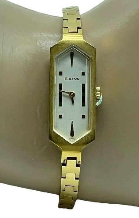 VINTAGE ART DECO BULOVA GOLD WATCH 7": VINTAGE ART DECO BULOVA GOLD WATCH 7" -VERY GOOD PRE OWNED CONDITION -APPROX 7" -STAINLESS STEEL BACK