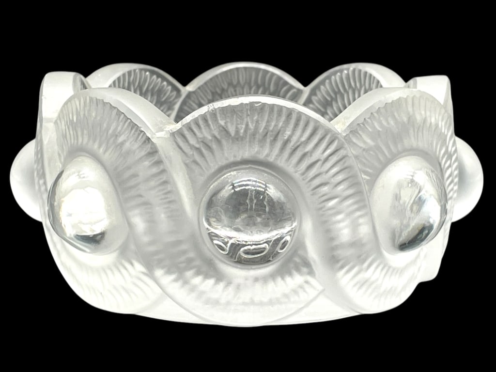 LALIQUE FRANCE GAO CRYSTAL TRINKET BOWL 3.5": LALIQUE FRANCE GAO CRYSTAL TRINKET BOWL 3.5" -VERY GOOD PRE OWNED CONDITION -APPROX 3.5" X 2" -FEATURING A STUNNING SCALLOPED EDGE AND RAISED MOTIF IN A FROSTED FINISH WITH POLISHED DETAILS. SIGNED LA