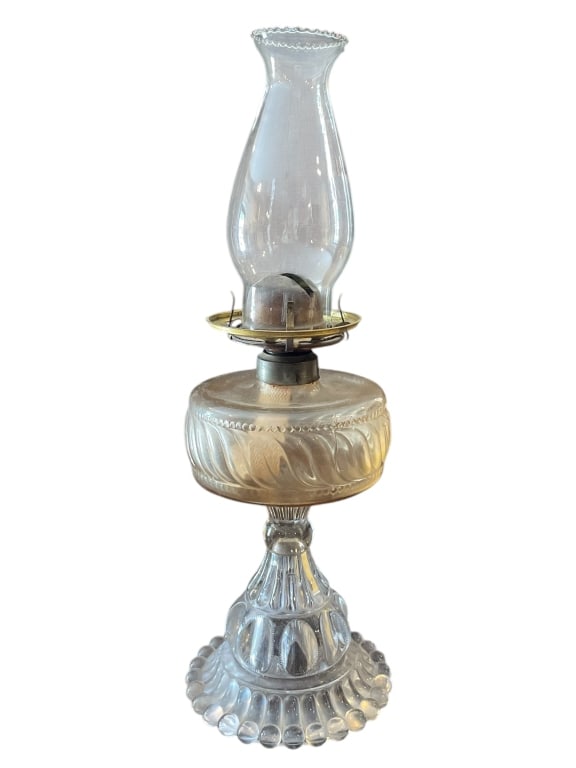 ANTIQUE PRESSED GLASS OIL LAMP 19": ANTIQUE PRESSED GLASS OIL LAMP 19" -VERY GOOD PRE OWNED CONDITION -APPROX 19" -FEATURES A DECORATIVE MOLDED BASE AND FONT WITH SWIRL AND BEADED PATTERN, COMPLETE WITH BRASS BURNER AND CLEAR GLASS CHIM