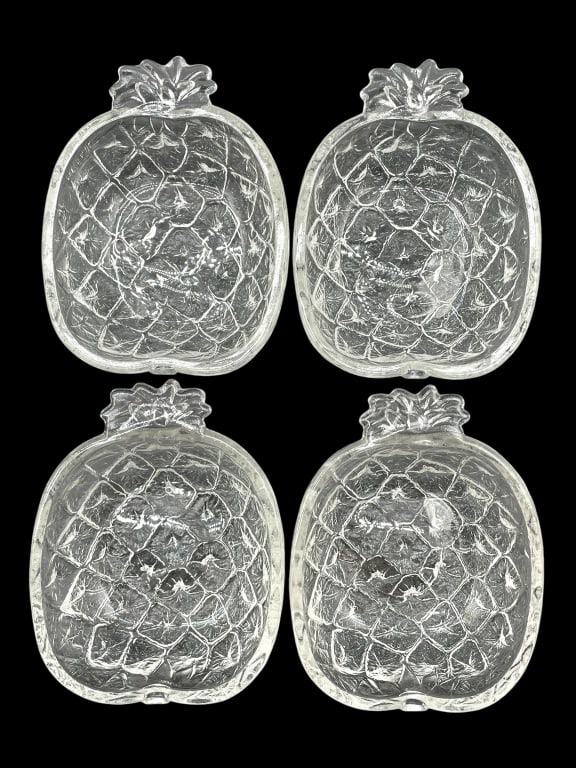SET OF 4 TEXTURED CLEAR GLASS PINEAPPLE BOWLS 6": SET OF 4 TEXTURED CLEAR GLASS PINEAPPLE BOWLS 6" -VERY GOOD PRE OWNED CONDITION -SET OF 4 -APPROX 6" X 2" -TEXTURED DESIGN WITH LEAFED TOP DETAIL. CHARMING TROPICAL STYLE FOR SERVING OR DECOR -JA 0415