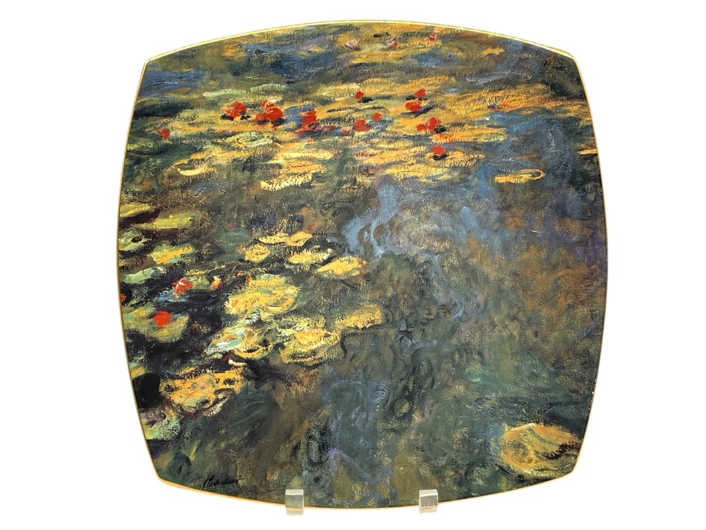 CLAUDE MONET WATER LILIES ART PLATE 13.5": LUNEVILLE CLAUDE MONET WATER LILIES ART PLATE 13.5" -VERY GOOD PRE OWNED CONDITION -APPROX 13.5" -FEATURES A VIBRANT REPRODUCTION OF MONET’S ICONIC IMPRESSIONIST MASTERPIECE. SQUARE FORM WITH CURVED