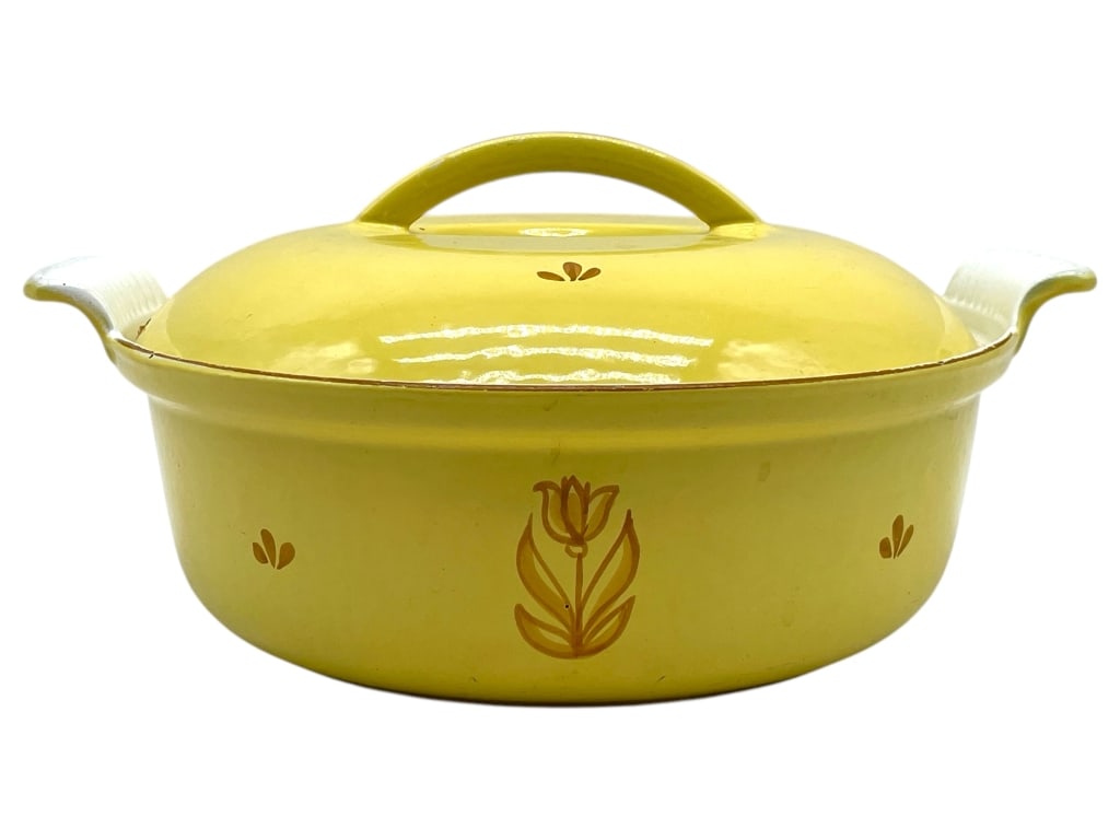 DRU HOLLAND ENAMEL CAST IRON DUTCH OVEN 12": DRU HOLLAND ENAMEL CAST IRON DUTCH OVEN 12" -GOOD PRE OWNED CONDITION, SOME GENERAL WEAR -APPROX 12" -FEATURES A CHARMING TULIP AND FLORAL MOTIF IN WARM BROWN. WHITE ENAMELED HANDLES AND INTERIOR. STU