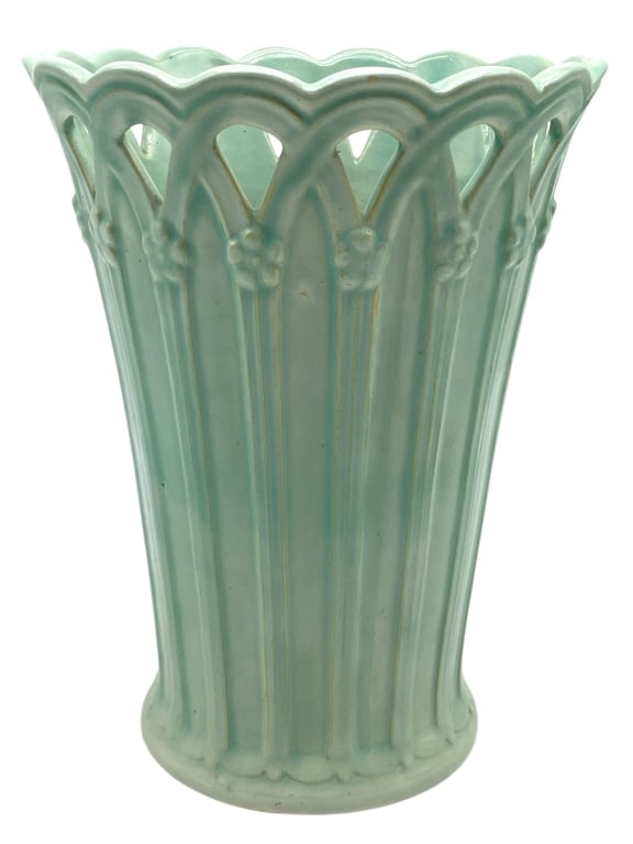WELLER POTTERY VASE IN GREEN 9": WELLER POTTERY VASE IN GREEN 9" -VERY GOOD PRE OWNED CONDITION -APPROX 9" X 7" -GOTHIC ARCH DESIGN WITH FLORAL DETAILS. ELEGANT RIBBED FORM AND SCALLOPED RIM -JA 041125 By bidding on this item, you ha