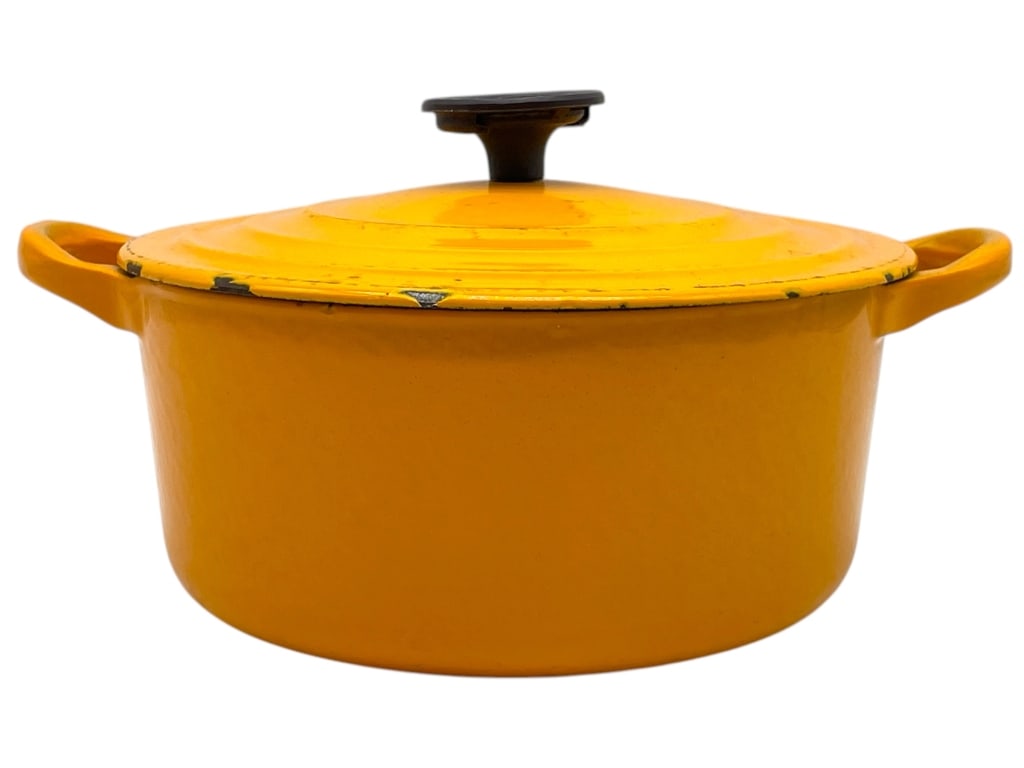 LE CREUSET ENAMEL ROUND DUTCH OVEN 9": LE CREUSET ENAMEL ROUND DUTCH OVEN 9" -GOOD PRE OWNED CONDITION, SOME MINOR WEAR -APPROX 9" X 4" -CLASSIC ROUND FORM WITH MATCHING LID AND BLACK KNOB HANDLE. BRIGHT RETRO COLOR WITH WHITE INTERIOR. SH