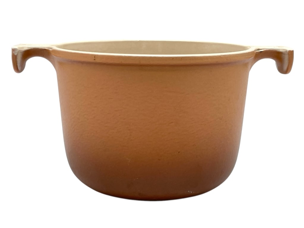 LE CREUSET BROWN CAST IRON POT 5": LE CREUSET BROWN CAST IRON POT 5" -GOOD PRE OWNED CONDITION, GENERAL WEAR (SEE PHOTOS) -APPROX 5" -FEATURES ROUNDED FORM WITH STYLIZED HANDLES AND CREAM INTERIOR. RICH EARTH-TONE OMBRÉ EXTERIOR. STUR
