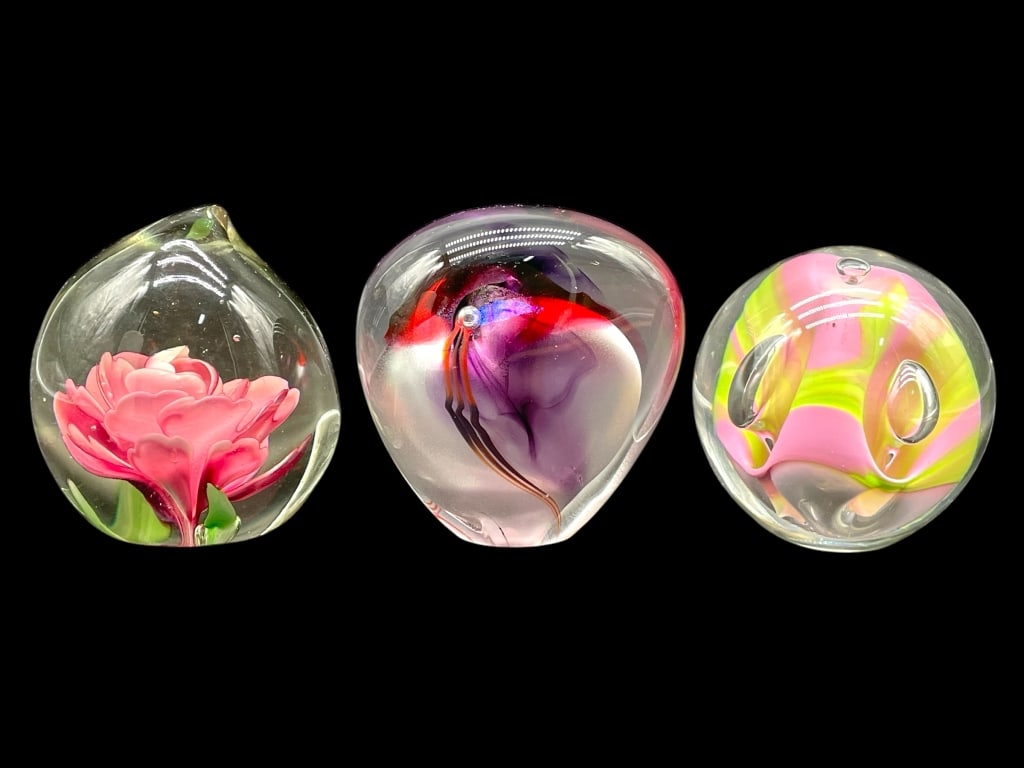 SET OF 3 ART GLASS PAPERWEIGHTS 3" (1 of 3)