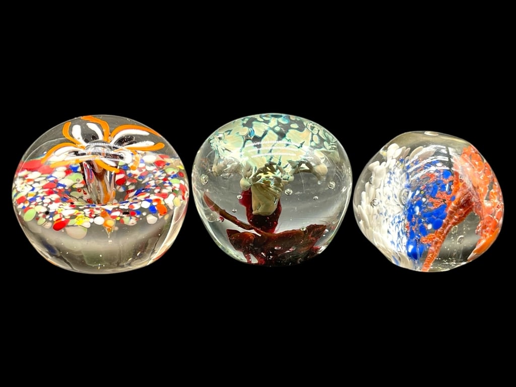 SET OF 3 VIBRANT ART GLASS PAPERWEIGHTS 2": SET OF 3 VIBRANT ART GLASS PAPERWEIGHTS 2" -VERY GOOD PRE OWNED CONDITION -APPROX 2" -FEATURES MULTICOLOR ABSTRACT DESIGNS INCLUDING FLORAL, SPLASH, AND SWIRL PATTERNS. HAND-BLOWN WITH CONTROLLED BUBB