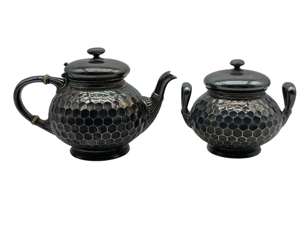 VINTAGE SILVER TEAPOT AND SUGAR BOWL SET: VINTAGE SILVER TEAPOT AND SUGAR BOWL SET -VERY GOOD PRE OWNED CONDITION -FEATURES A STRIKING HONEYCOMB TEXTURE WITH CLASSIC ROUND FORMS, DECORATIVE HANDLES, AND LIDS WITH FINIAL TOPS -JA 042425 By bid